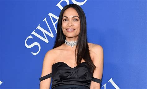 Atriz Rosario Dawson publica vídeo de topless para celebrar